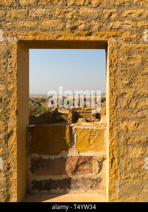 In rovina il gateway in pietra che conduce alla haunted rovine di Kumbalgarh jaisalmer india. Questa famosa destinazione turistica è detto di essere ossessionato e una paura egli Foto Stock