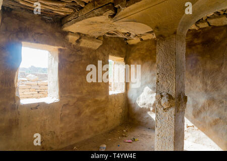 All'interno di una rovina la costruzione di pietra in Kumbalgarh, Jaisalmer, Rajasthan, India. Questa famosa destinazione turistica è detto di essere ossessionato e un pauroso herit Foto Stock