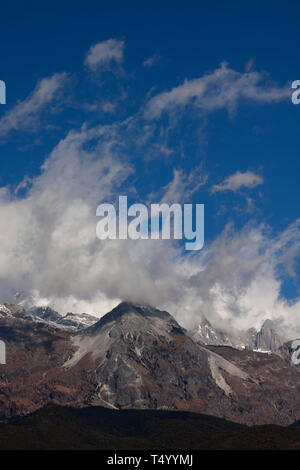 Yulong Xueshan, Jade Dragon Neve Montagne è una catena montuosa vicino a Lijiang nel nord-ovest della provincia di Yunnan nella Repubblica popolare cinese Foto Stock