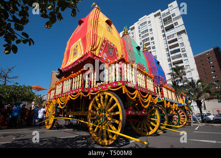 Durban, Sud Africa, 19 aprile 2019. La Durban 2019 Festival di carri da colorata e vibrante drawcard di devoti e turisti. Foto Stock