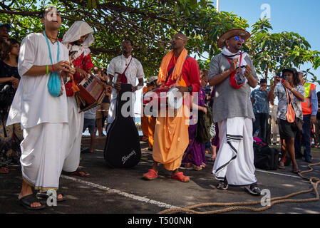 Durban, Sud Africa, 19 aprile 2019. La Durban 2019 Festival di carri da colorata e vibrante drawcard di devoti e turisti. Nella foto, Foto Stock