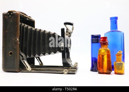 Composizione della telecamera di antiquariato e medicina bottiglie Foto Stock
