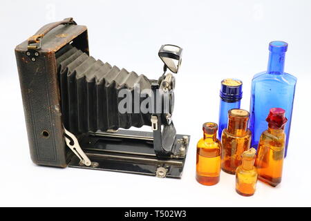 Composizione della telecamera di antiquariato e medicina bottiglie Foto Stock