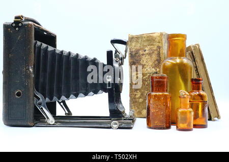 Composizione della telecamera di antiquariato e medicina bottiglie Foto Stock