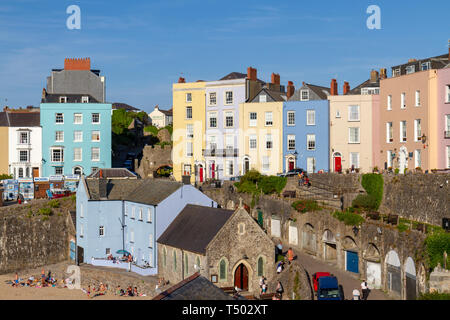 Le case colorate che si affaccia sul grazioso porto in Tenby, Dyfed Galles. Foto Stock