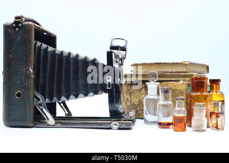 Composizione della telecamera di antiquariato e medicina bottiglie Foto Stock