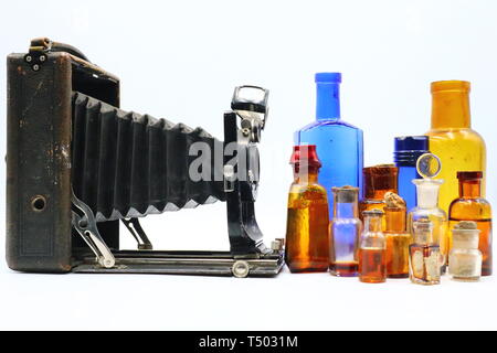 Composizione della telecamera di antiquariato e medicina bottiglie Foto Stock