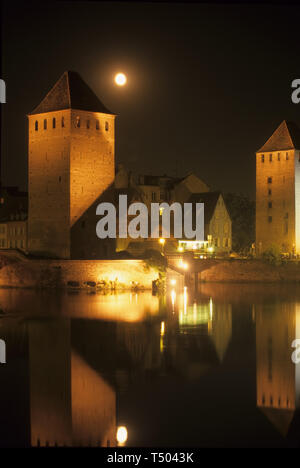 Il Barrage Vauban, o diga Vauban, è un ponte, Weir e opera difensiva eretta nel XVII secolo sul Fiume Ill nella città di Strasburgo in Fran Foto Stock