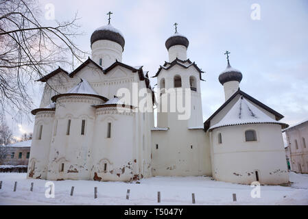 I templi dell'antico monastero Spaso-Preobrazhensky su Gennaio sera. Staraya Russa, Russia Foto Stock