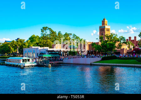 Orlando, Florida. Aprile 02, 2019 . Vista panoramica di taxi boat e il Marocco Pavilion di Epcot nel Walt Disney World. Foto Stock