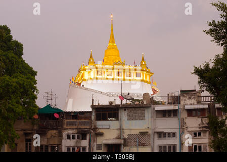 Vista del chedi del Tempio del Golden Mountain (Wat Saket) nel crepuscolo della sera. Bangkok, Thailandia Foto Stock