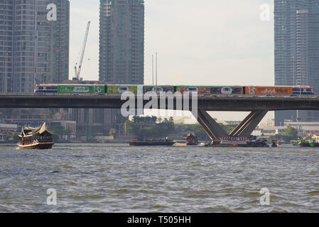 BANGKOK, Tailandia - 02 gennaio 2019: il treno della 'BTS Skytrain' metropolitana terra sul ponte attraverso il Fiume Chao Phraya Fiume Foto Stock