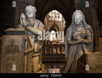 SAINT-DENIS, Francia - 12 febbraio: Statua di Louis XVI e Marie-antoinette nella basilica di saint-denis, febbraio 12, 2015 a Saint-Denis, vicino pari Foto Stock