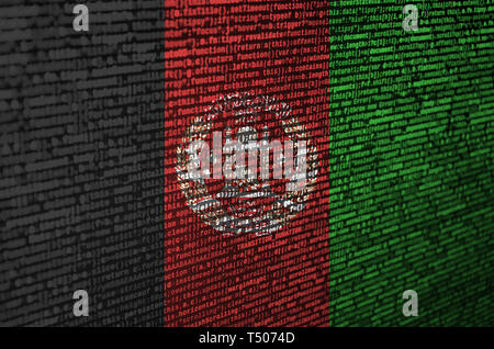 Afghanistan flag è rappresentato sullo schermo con il codice del programma. Il concetto di moderna tecnologia e sviluppo del sito. Foto Stock