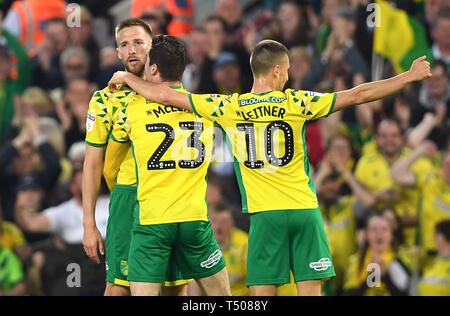 Norwich City il Marco Stiepermann (sinistra) punteggio celebra il suo lato del primo obiettivo del gioco con i compagni di squadra di Kenny McLean e Moritz Leitner (a destra) durante il cielo di scommessa match del campionato a Carrow Road, Norwich. Foto Stock