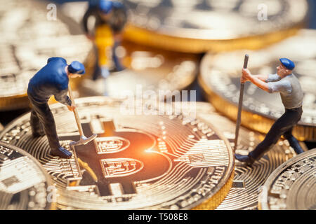 macro minatori che lavorano su pile di lucenti bitcoin. Concetto di mining a criptovaluta virtuale. Foto Stock