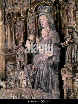 VIRGEN DE LA SEDE SITUADA EN LA HORNACINA CENTRAL DEL RETABLO DE LA CAPILLA MAYOR DE LA CATEDRAL DE SEVILLA - SIGLO XIII - REHECHA POR SANCHO MUÑOZ. Posizione: CATEDRAL-interno. Sevilla. Siviglia. Spagna. Foto Stock