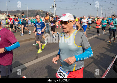 Praga, Repubblica Ceca - 6 Aprile 2019: atleti che partecipano al Sportisimo Praga Mezza Maratona Foto Stock