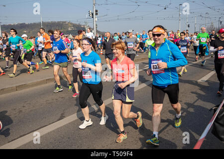 Praga, Repubblica Ceca - 6 Aprile 2019: atleti che partecipano al Sportisimo Praga Mezza Maratona Foto Stock