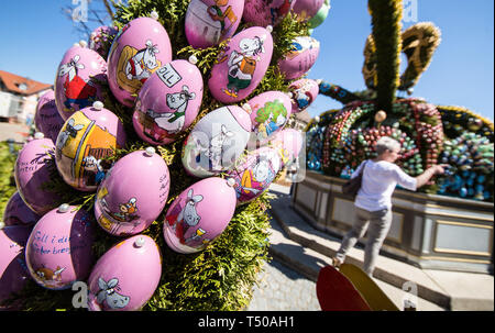 Schechingen, Germania. Xix Apr, 2019. Uova di oca, decorata con 'Monkey e cavallo' dipinti, appendere alla Pasqua ben decorate con oltre 12.800 uova. I visitatori hanno la possibilità di ammirare la fontana colorata fino al 28 aprile. Credito: Christoph Schmidt/dpa/Alamy Live News Foto Stock