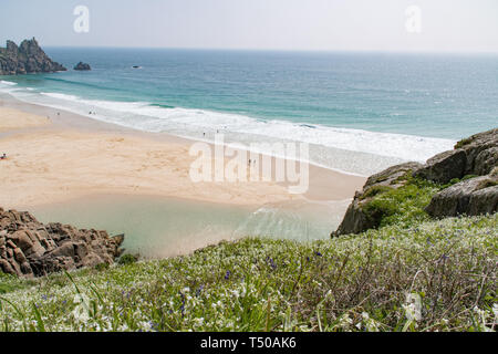 Treen, Cornwall, Regno Unito. Il 19 aprile 2019. Regno Unito: Meteo le spiagge a Treen e Porthcurno sono state cercando, come i Caraibi sulla Pasqua venerdì. Faceva molto caldo e la gente del posto e turisti sono state rendendo la maggior parte del mare color turchese. Foto Stock