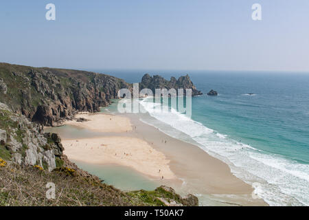Treen, Cornwall, Regno Unito. Il 19 aprile 2019. Regno Unito: Meteo le spiagge a Treen e Porthcurno sono state cercando, come i Caraibi sulla Pasqua venerdì. Faceva molto caldo e la gente del posto e turisti sono state rendendo la maggior parte del mare color turchese. Foto Stock