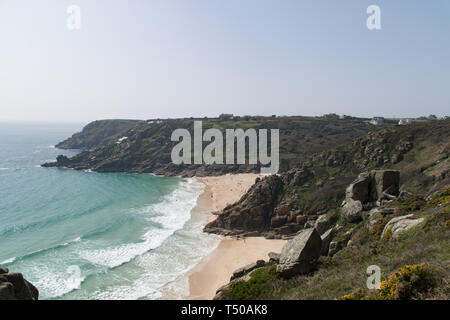 Treen, Cornwall, Regno Unito. Il 19 aprile 2019. Regno Unito: Meteo le spiagge a Treen e Porthcurno sono state cercando, come i Caraibi sulla Pasqua venerdì. Faceva molto caldo e la gente del posto e turisti sono state rendendo la maggior parte del mare color turchese. Foto Stock