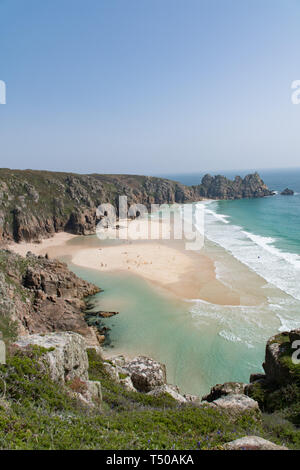 Treen, Cornwall, Regno Unito. Il 19 aprile 2019. Regno Unito: Meteo le spiagge a Treen e Porthcurno sono state cercando, come i Caraibi sulla Pasqua venerdì. Faceva molto caldo e la gente del posto e turisti sono state rendendo la maggior parte del mare color turchese. Foto Stock