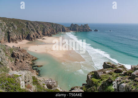 Treen, Cornwall, Regno Unito. Il 19 aprile 2019. Regno Unito: Meteo le spiagge a Treen e Porthcurno sono state cercando, come i Caraibi sulla Pasqua venerdì. Faceva molto caldo e la gente del posto e turisti sono state rendendo la maggior parte del mare color turchese. Foto Stock