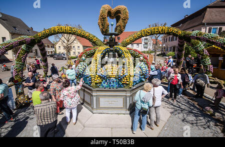 19 aprile 2019, Baden-Wuerttemberg, Schechingen: una fontana è decorata con oltre 12.800 dipinto uova come parte delle celebrazioni pasquali. Foto: Christoph Schmidt/dpa Foto Stock