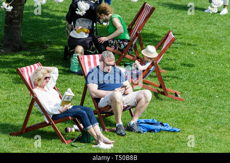 Bagno, Somerset, Regno Unito. Xix Apr, 2019. Con molte parti del Regno Unito prevede di esperienza è molto caldo al di sopra del banco di pasqua periodo di vacanza persone sono ritratte godersi il caldo sole in Parade Gardens. Credito: lynchpics/Alamy Live News Foto Stock