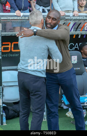 Northampton, Regno Unito. 19 apr 2019. Northampton Town manager Keith Curle e Macclesfield Town manager Sol Campbell prima il cielo scommettere League 2 match tra Northampton Town e Macclesfield Town al PTS Academy Stadium, Northampton venerdì 19 aprile 2019. Nessun uso in scommesse, giochi o un singolo giocatore/club/league pubblicazioni. Credito: MI News & Sport /Alamy Live News Foto Stock