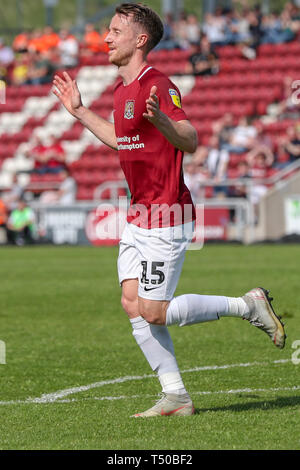 Northampton, Regno Unito. 19 apr 2019. Dean Bowditch celebra dopo il punteggio per Northampton Town, per prendere il filo rendendolo 1 - 0 contro il Macclesfield Town, durante il cielo scommettere League 2 match tra Northampton Town e Macclesfield Town al PTS Academy Stadium, Northampton venerdì 19 aprile 2019. Nessun uso in scommesse, giochi o un singolo giocatore/club/league pubblicazioni. Credito: MI News & Sport /Alamy Live News Foto Stock