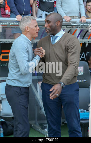 Northampton, Regno Unito. 19 apr 2019. Northampton Town manager Keith Curle e Macclesfield Town manager Sol Campbell prima il cielo scommettere League 2 match tra Northampton Town e Macclesfield Town al PTS Academy Stadium, Northampton venerdì 19 aprile 2019. Nessun uso in scommesse, giochi o un singolo giocatore/club/league pubblicazioni. Credito: MI News & Sport /Alamy Live News Foto Stock