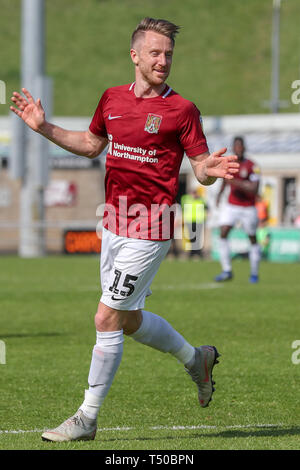 Northampton, Regno Unito. 19 apr 2019. Dean Bowditch celebra dopo il punteggio per Northampton Town, per prendere il filo rendendolo 1 - 0 contro il Macclesfield Town, durante il cielo scommettere League 2 match tra Northampton Town e Macclesfield Town al PTS Academy Stadium, Northampton venerdì 19 aprile 2019. Nessun uso in scommesse, giochi o un singolo giocatore/club/league pubblicazioni. Credito: MI News & Sport /Alamy Live News Foto Stock