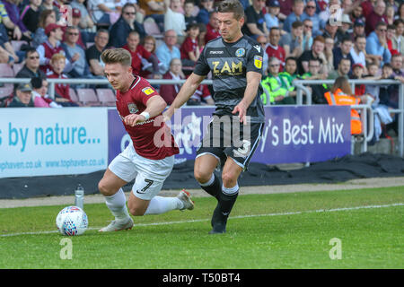 Northampton, Regno Unito. 19 apr 2019. Northampton Town Sam Hoskins è imbrattata di Macclesfield Town David Fitzpatrick durante la prima metà del cielo scommettere League 2 match tra Northampton Town e Macclesfield Town al PTS Academy Stadium, Northampton venerdì 19 aprile 2019. Nessun uso in scommesse, giochi o un singolo giocatore/club/league pubblicazioni. Credito: MI News & Sport /Alamy Live News Foto Stock