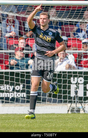 Northampton, Regno Unito. 19 apr 2019. Harry Smith celebra dopo il punteggio per Macclesfield Town e uniforma per portare il cliente a livello 1 - 1 contro la città di Northampton, durante il cielo scommettere League 2 match tra Northampton Town e Macclesfield Town al PTS Academy Stadium, Northampton venerdì 19 aprile 2019. Nessun uso in scommesse, giochi o un singolo giocatore/club/league pubblicazioni. Credito: MI News & Sport /Alamy Live News Foto Stock