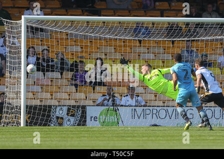 Burslem, Stoke-on-Trent, Regno Unito. Xix Apr, 2019. Stevenage portiere Paolo Farman (1) è battuto da un lungo intervallo shot dal porto Vale defender Cristian Montaño (3) durante il cielo EFL scommettere League 2 match tra Port Vale e Stevenage a Vale Park, Burslem, in Inghilterra il 19 aprile 2019. Foto di Jurek Biegus. Solo uso editoriale, è richiesta una licenza per uso commerciale. Nessun uso in scommesse, giochi o un singolo giocatore/club/league pubblicazioni. Credit: UK Sports Pics Ltd/Alamy Live News Foto Stock