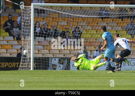 Burslem, Stoke-on-Trent, Regno Unito. Xix Apr, 2019. Stevenage portiere Paolo Farman (1) è battuto da un lungo intervallo shot dal porto Vale defender Cristian Montaño (3) durante il cielo EFL scommettere League 2 match tra Port Vale e Stevenage a Vale Park, Burslem, in Inghilterra il 19 aprile 2019. Foto di Jurek Biegus. Solo uso editoriale, è richiesta una licenza per uso commerciale. Nessun uso in scommesse, giochi o un singolo giocatore/club/league pubblicazioni. Credit: UK Sports Pics Ltd/Alamy Live News Foto Stock