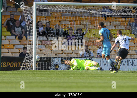 Burslem, Stoke-on-Trent, Regno Unito. Xix Apr, 2019. Stevenage portiere Paolo Farman (1) è battuto da un lungo intervallo shot dal porto Vale defender Cristian Montaño (3) durante il cielo EFL scommettere League 2 match tra Port Vale e Stevenage a Vale Park, Burslem, in Inghilterra il 19 aprile 2019. Foto di Jurek Biegus. Solo uso editoriale, è richiesta una licenza per uso commerciale. Nessun uso in scommesse, giochi o un singolo giocatore/club/league pubblicazioni. Credit: UK Sports Pics Ltd/Alamy Live News Foto Stock