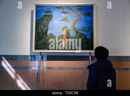 Seoul, Corea del Sud. 2 apr, 2019. Un visitatore visualizza un dipinto in una DMZ in mostra presso la stazione di cultura Seoul 284 a Seul, Corea del Sud, 2 aprile 2019. Per andare con Spotlight: DMZ esposizione in Corea del Sud rappresenta la transizione, immagina futuro sulla penisola coreana Credito: Wang Jingqiang/Xinhua/Alamy Live News Foto Stock