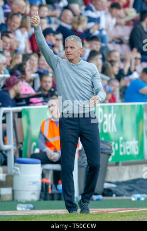 Northampton, Regno Unito. 19 apr 2019. Northampton Town manager Keith Curle durante la seconda metà del cielo scommettere League 2 match tra Northampton Town e Macclesfield Town al PTS Academy Stadium, Northampton venerdì 19 aprile 2019. Nessun uso in scommesse, giochi o un singolo giocatore/club/league pubblicazioni. La fotografia può essere utilizzata solo per il giornale e/o rivista scopi editoriali. Credito: MI News & Sport /Alamy Live News Foto Stock