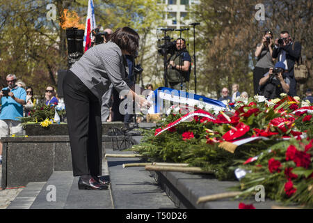 Varsavia, Mazowieckie, Polonia. Xix Apr, 2019. Anna Azari - ambasciatore di Israele è visto la posa di una corona di fiori sul Monumento degli eroi di Varsavia del Ghetto durante la cerimonia.Il 76° anniversario dello scoppio della insurrezione del Ghetto di Varsavia accanto al POLIN Museo di Storia di ebrei polacchi, rappresentanti del parlamento, lo stato e le autorità governative locali, la comunità ebraica e i residenti della capitale si sono riuniti insieme per festeggiare in Varsavia. Credito: ZUMA Press, Inc./Alamy Live News Foto Stock