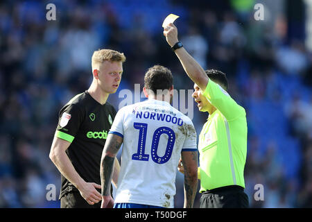 Doidge cristiana di verde foresta Rover (l) e James Norwood di Tranmere Rovers entrambi ricevono un cartellino giallo da arbitro Dean Whitestone. EFL Skybet Football League due match, Tranmere Rovers v verde foresta Rover a Prenton Park, Birkenhead, Wirral venerdì 19 aprile 2019. Questa immagine può essere utilizzata solo per scopi editoriali. Solo uso editoriale, è richiesta una licenza per uso commerciale. Nessun uso in scommesse, giochi o un singolo giocatore/club/league pubblicazioni.pic da Chris Stading/Andrew Orchard fotografia sportiva/Alamy Live News Foto Stock