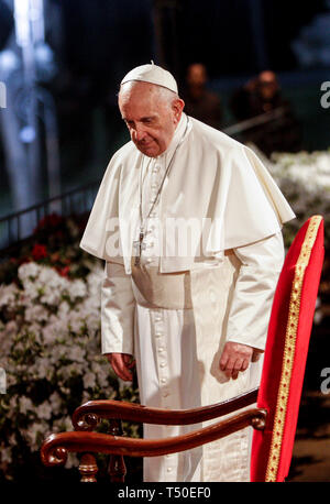 Roma, Italia, 19 Apr 2019. Papa Francesco presiede la Via Crucis) il Venerdì Santo, di fronte al Colosseo. Credito: Riccardo De Luca - immagini di aggiornamento/Alamy Live News Foto Stock