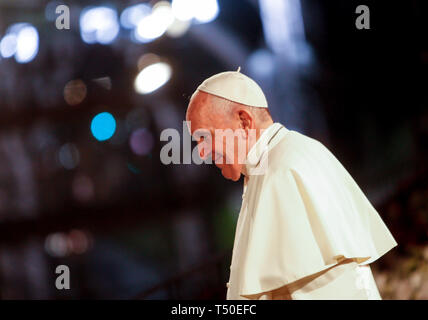 Roma, Italia, 19 Apr 2019. Papa Francesco presiede la Via Crucis) il Venerdì Santo, di fronte al Colosseo. Credito: Riccardo De Luca - immagini di aggiornamento/Alamy Live News Foto Stock