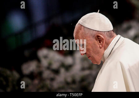 Roma, Italia, 19 Apr 2019. Papa Francesco presiede la Via Crucis) il Venerdì Santo, di fronte al Colosseo. Credito: Riccardo De Luca - immagini di aggiornamento/Alamy Live News Foto Stock