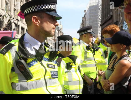 Londra, Regno Unito. Xix Apr, 2019. Cooperazione di polizia e manifestanti hanno visto affacciato su off durante la dimostrazione.gli attivisti ambientali dalla ribellione di estinzione movimento occupare della Londra Oxford Circus per un quinto giorno. Gli attivisti parcheggiato una barca rosa nel mezzo della trafficata Oxford Circus road junction bloccando le strade e provocando il caos del traffico. Credito: Keith Mayhew/SOPA Immagini/ZUMA filo/Alamy Live News Foto Stock