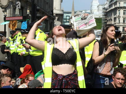 Londra, Regno Unito. Xix Apr, 2019. Una donna si vede ballare in mezzo alla folla durante la dimostrazione.gli attivisti ambientali dalla ribellione di estinzione movimento occupare della Londra Oxford Circus per un quinto giorno. Gli attivisti parcheggiato una barca rosa nel mezzo della trafficata Oxford Circus road junction bloccando le strade e provocando il caos del traffico. Credito: Keith Mayhew/SOPA Immagini/ZUMA filo/Alamy Live News Foto Stock