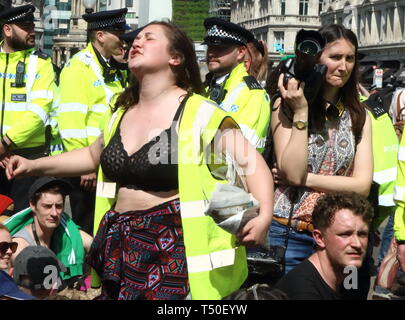 Londra, Regno Unito. Xix Apr, 2019. Una donna si vede ballare in mezzo alla folla durante la dimostrazione.gli attivisti ambientali dalla ribellione di estinzione movimento occupare della Londra Oxford Circus per un quinto giorno. Gli attivisti parcheggiato una barca rosa nel mezzo della trafficata Oxford Circus road junction bloccando le strade e provocando il caos del traffico. Credito: Keith Mayhew/SOPA Immagini/ZUMA filo/Alamy Live News Foto Stock